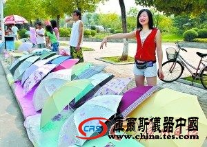 廣州白領下班后開車擺地攤引發(fā)爭議(組圖)
