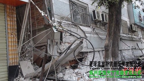 3月10日12時58分,云南省德宏州盈江縣發生里氏5.8級地震,震源深度約10公里。地震造成縣城電力、通訊中斷,天緣超市、永勝賓館及多處民房倒塌,城區大部分圍墻倒塌。該縣目前啟動了《盈江縣地震應急預案》四級響應,積極開展救援工作。中新社發 德宏電視臺 攝