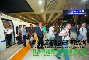 昨日，京滬高鐵列車到達上海站，乘客陸續從車內走出。本報記者 郭鐵流 攝