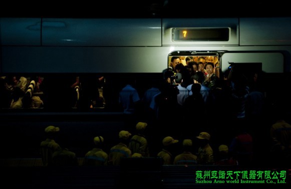 動車故障隧道停車5小時一度停水停電 旅客砸窗透氣