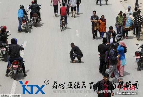 2015年4月26日,尼泊爾加德滿都,尼泊爾大地震后余震不斷,民眾疏散。 視頻:尼泊爾8.1級強震:博克拉地區航拍畫面公布來源:央視新聞